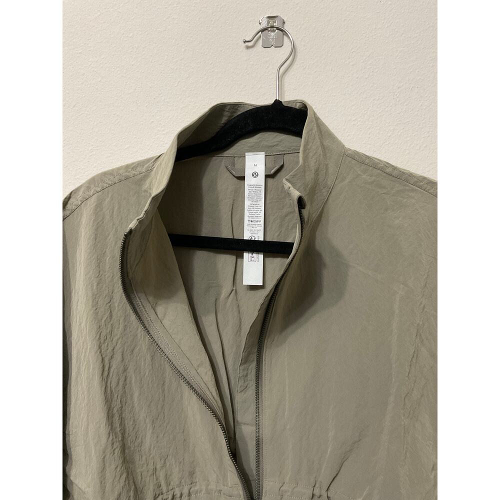 NWT Lululemon Crinkle Nylon Cinchable Jacket Sz M Warm Ash Grey MSRP $148 - Picture 4 of 5